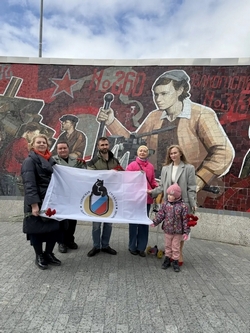 Возложение цветов к стеле